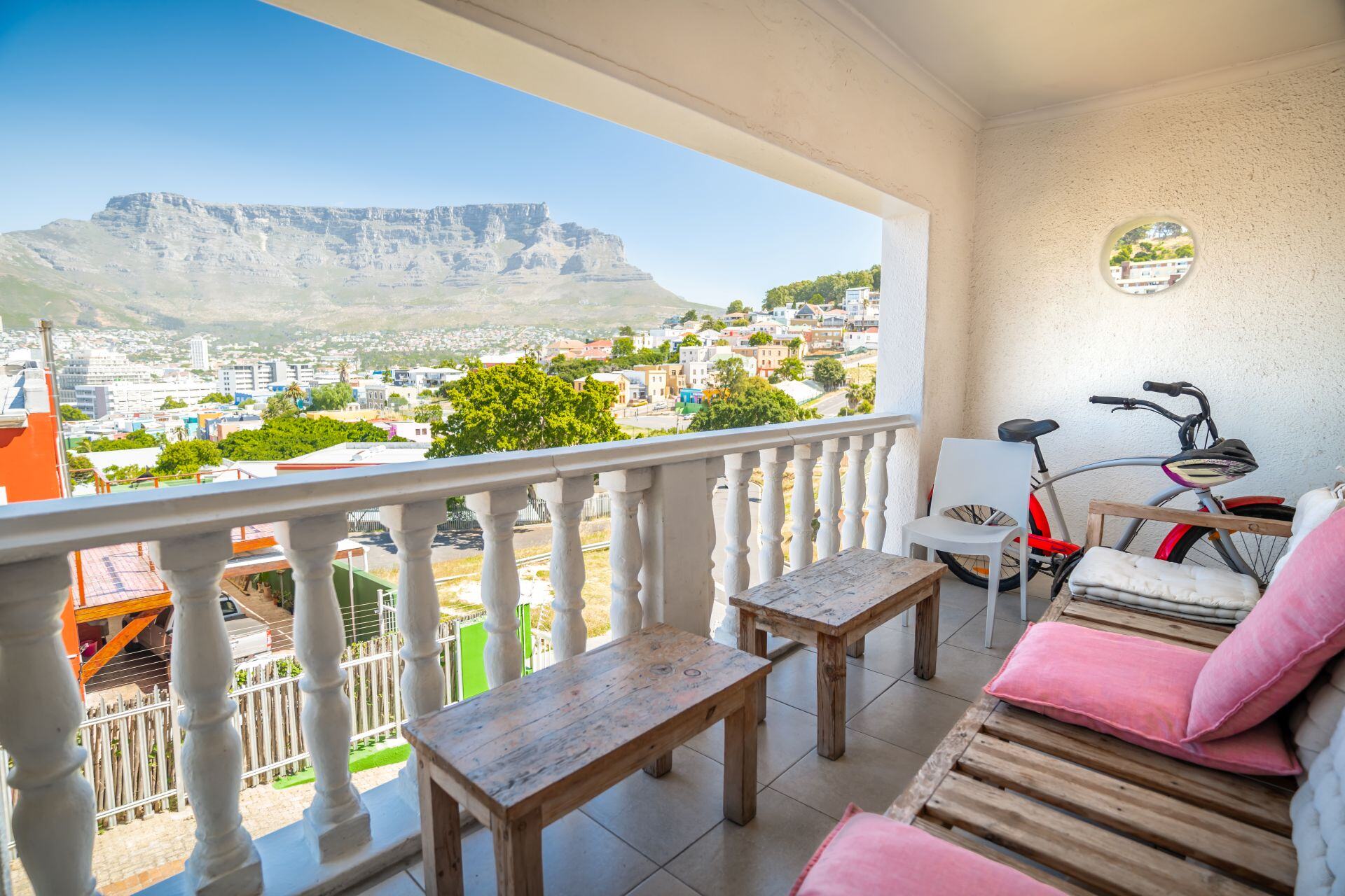 Blick vom Balkon des gelben Hauses
